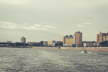 Obraz premium Wał Irtysz w mieście Omsk, widok na most żelbetowy Leningrad, Rosja.