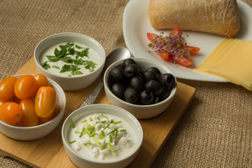  Poranny posiłek z dodatkami w małych miseczkach.