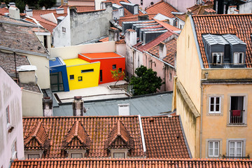 Fototapeta na wymiar Vista de casas con estructuras coloridas