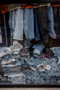 Mont&oacute;n de prendas vaqueras