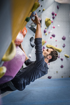 Bouldern in einer Kletterhalle in Bielefeld