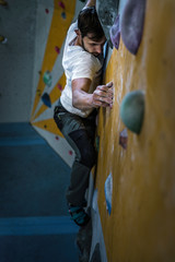 Fototapeta na wymiar Bouldern in einer Kletterhalle in Bielefeld