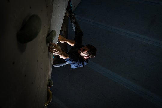Bouldern in einer Kletterhalle in Bielefeld