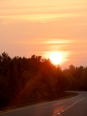 Obraz premium Coucher de soleil sur la route en automne 