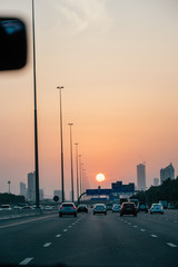 Naklejka premium Sunset on a street in the united arab emirates
