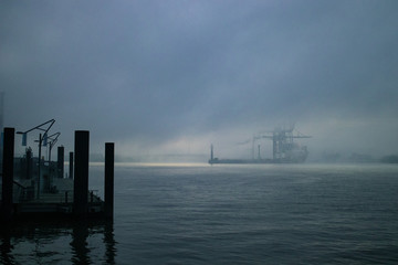 Obraz premium Foggy hamburg harbour