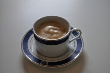 Colazione italiana: tazza di cappuccino