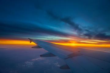 Fototapeta na wymiar Tragfläche Flügel Flugzeug Flieger Sonnenuntergang