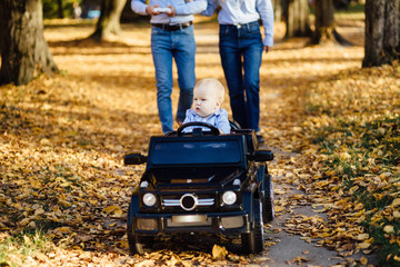 Obraz premium The concept of a happy family. Happy family in the park.