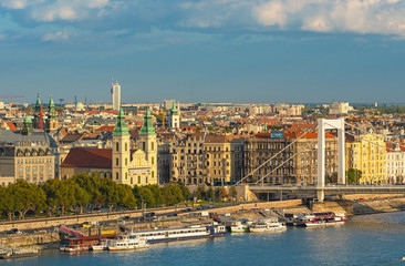 Nice view on Budapest with the Elisabeth Bridge in autumn