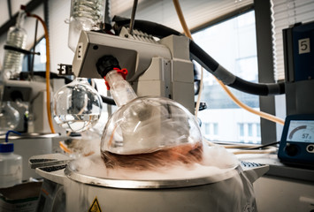 Laboratory equipment for distillation at lowered pressure