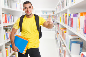 Student junger Mann jung lachen Erfolg erfolgreich lernen Bücherei Bibliothek Daumen hoch...