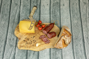 Vesperbrett mit Wurst, Käse, Tomaten und Brot