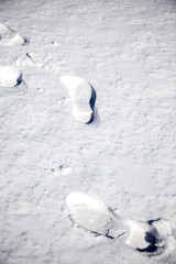Pisadas de botas en la nieve 
