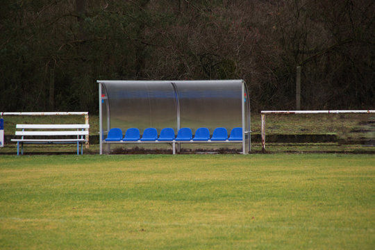 Eine Ersatzbank auf einem Sportplatz
