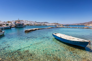 Blick auf den Hafen von Naousa mit smaragdgrünem Meer, einem traditionellem Fischerdorf auf der Insel Paros in Griechenland