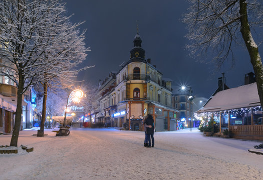 Fototapeta kissing couple in main street in Zakopane