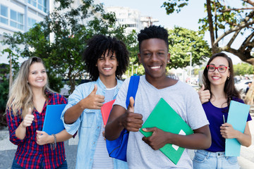 Internationale Studenten haben Klausur bestanden