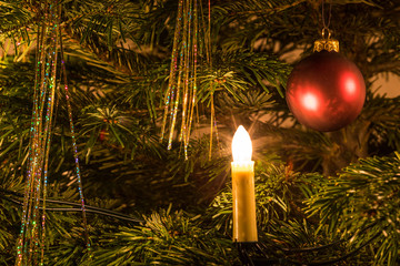 Weihnachtskugel im Kerzenschein