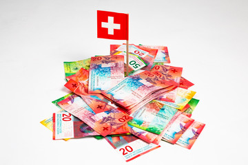 Schweizer Franken - Berg von Banknoten mit Schweizer Fahne