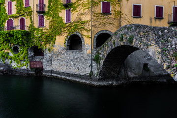 farbenfrohes gebäude am see