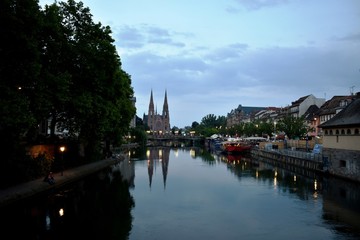 Fototapeta na wymiar old buildings of Strasbourg near canal