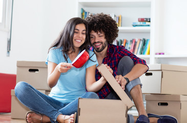 Junges Hipster Paar in der neuen Wohnung