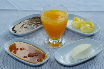 Apricot marmelade, sesame-pectin, butter, cream and orange juice