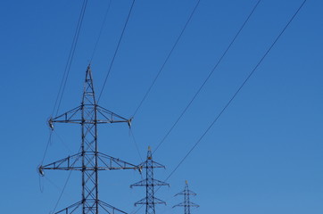 三本の送電鉄塔