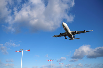 Flugzeug im Landeanflug - Stockfoto