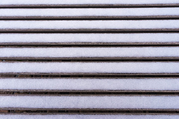 Schnee auf Holzlatten