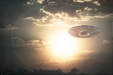 Gordijnen Niet-geïdentificeerd vliegend object UFO in bewolkte hemel. 3D illustratie in echt beeld. Oude stijl film foto. © ktsdesign