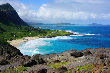 Fototapeta na wymiar Landscape view of the shoreline and Pacific Ocean at Makapuʻu Point on the Eastern coast of Oʻahu, Hawaii