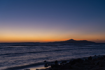 Obraz premium Colorful orange sunset over a tropical ocean