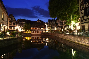 Fototapeta na wymiar strasbourg canal at night