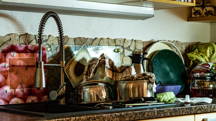 Spüle mit abgewaschenen Küchenutensilien