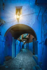 Mit einer Laterne beleuchtete Gasse in der Kasbah von Chefchaouen, einer Touristenstadt im Norden Marokkos © juanorihuela