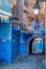 Gasse mit Bögen in Chaouen, der sogenannten blauen Stadt, einer wunderschönen Stadt im Norden Marokkos, die von Touristen aus der ganzen Welt sehr besucht wird. © juanorihuela