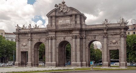 Fototapeta na wymiar MADRID SPAIN - MAY 2014. Puerta de Alcala with cars circulating in Madrid, the capital of Spain.