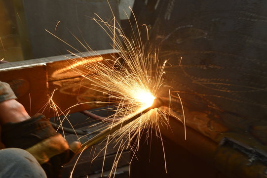 Welding welding workers strike out sparks