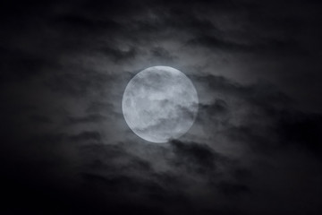 Obraz na płótnie Canvas full moon over clouds