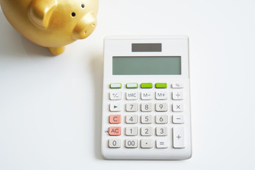 電卓とブタの貯金箱