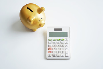 電卓とブタの貯金箱