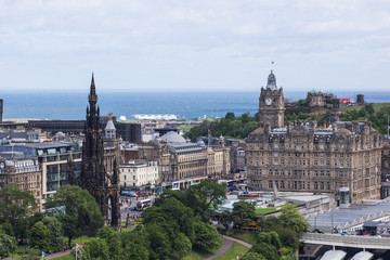 Fototapeta na wymiar Cityscape of old town Edinburgh in Scotland, UK