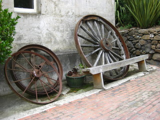 Obraz premium larnach castle old wagon wheels dunedin new zealand