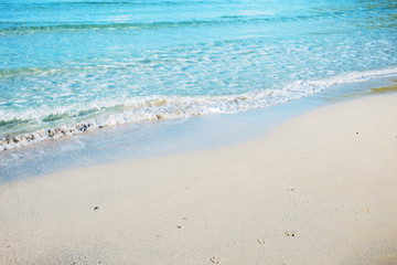 Fototapeta na wymiar White sand and waves with beautiful.