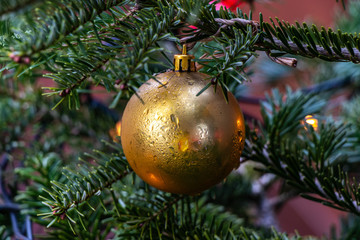 Christbaumkugel mit Regentropfen