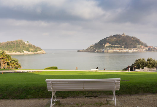 Vista De La Bahía De San Sebastian, Desde Un Banco Blanco