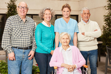 Gruppe Senioren zusammen mit Pflegekraft