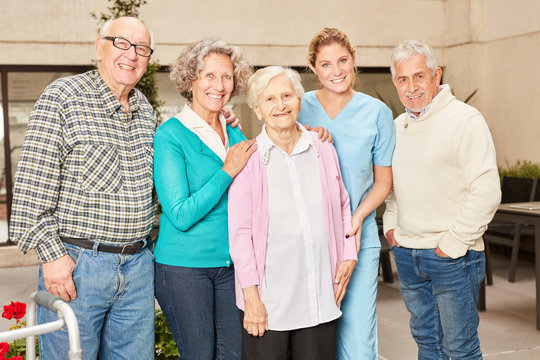 Gruppe glücklicher Senioren im Altersheim